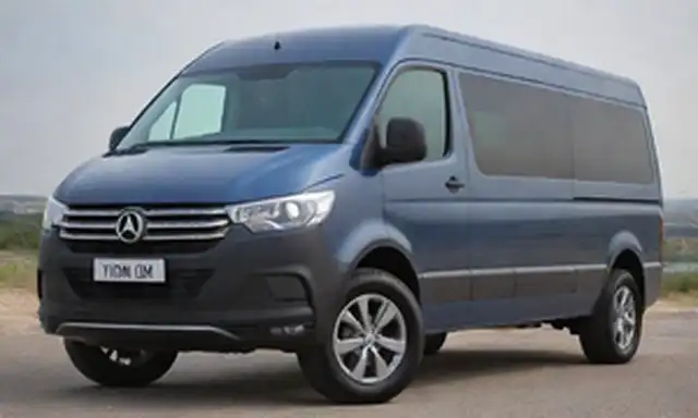 Van de 5 toneladas con estilo audaz, motor eléctrico elegante, faros LED brillantes, techo panorámico, ruedas modernas, acentos cromáticos, ventanas de latón, y un amplio compartimento trasero con asientos plegables