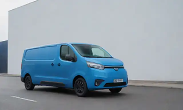 Una camioneta eléctrica elegante con una audaz rejilla