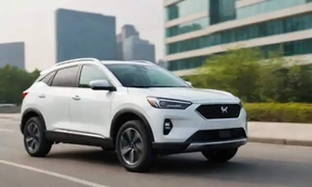 Un SUV blanco compacto con líneas de diseño elegantes, puerto de carga eléctrica en la parrilla frontal, faros LED y luces traseras, acentos de plata en arcos de borde y rueda, techo panorámico y un sistema de infotainment moderno en el panel de control, contra un paisaje urbano borroso o un entorno natural verde