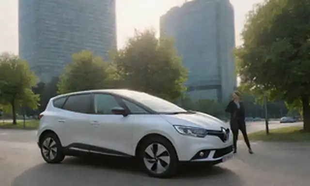 2022 Renault Scenic E-Tech con puerto de carga eléctrico en la parte delantera izquierda