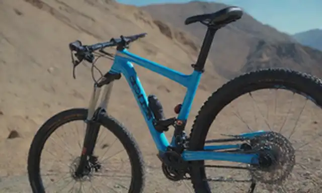 Un disparo de cerca de una bicicleta elegante y futurista con colores audaces