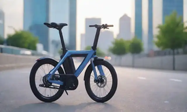 Un disparo de cerca de una bicicleta eléctrica elegante y futurista con colores brillantes y líneas angulares, un asiento y manillares compactos, un espejo retrovisor y brillantes acentos azules en las ruedas y el marco, situado en un fondo urbano borroso con edificios o paisaje urbano en la distancia