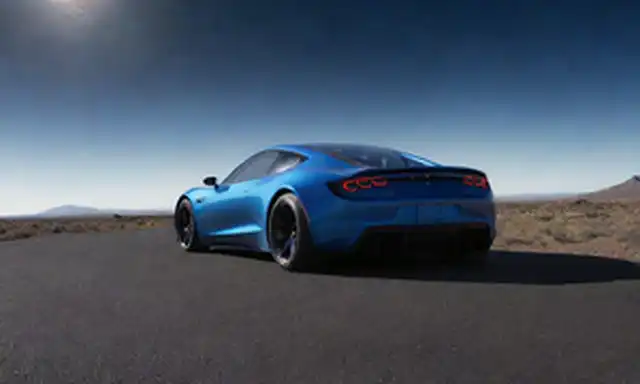 2022 Tesla Roadster en órbita, diseño elegante y futurista, cielo azul brillante con estrellas, Tierra a distancia, paneles solares en el techo, puertas de alambrado abiertas, cabina interior iluminada, astronauta de pie junto a él, escombros espaciales dispersos, rastro de escape de cohetes detrás