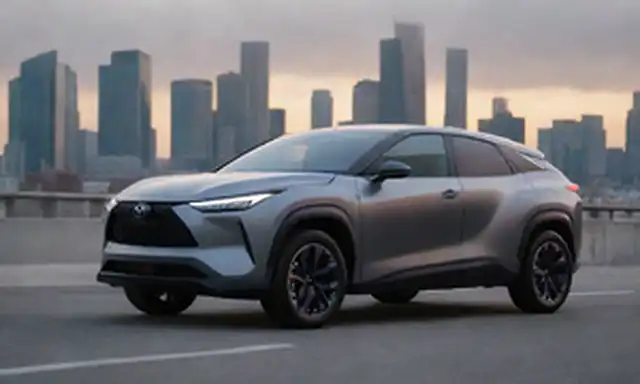 2022 Toyota bZ3 en frente de un paisaje urbano con elementos de diseño elegante, luces LED dinámicas, líneas aerodinámicas, curvas suaves, símbolos de potencia eléctrica y detalles de paquete de batería BYD