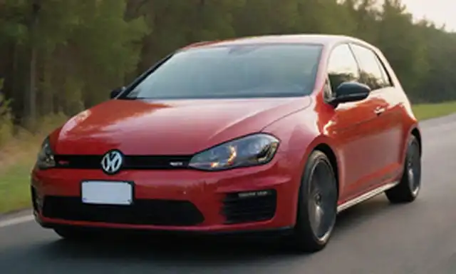 2024 Modelo de golf en una carretera soleada, trabajo de pintura roja con acentos negros sutiles, ruedas de aleación de 16 pulgadas con neumáticos de bajo perfil, diseño deportivo delantero con luces de niebla, faros LED brillando brillantemente, spoiler trasero y tubos de escape dual, asiento de pasajeros doblado para revelar espacio amplio tronco, puntas de escape cromo brillando en la luz del sol, emblemático logotipo de golf en el bootlid