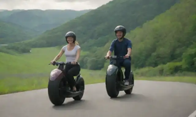2 personas, un hombre y una mujer, ambos sonriendo, usando cascos, montando un monociclo eléctrico elegante y futurista en un camino de viento, rodeado de frondosas colinas verdes, con un paisaje urbano borroso en el fondo, pose dinámica capturando velocidad y agilidad, luz solar brillante iluminando la escena