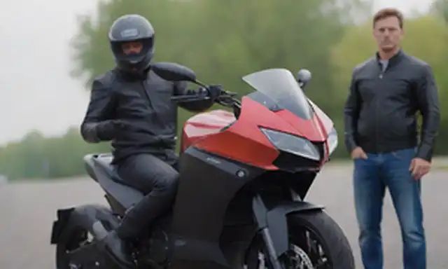 1 persona con casco, de pie delante de la elegante motocicleta eléctrica con colores brillantes, 2 ruedas parcialmente visibles, fondo borroso o fuera de foco para enfatizar el jinete y la bicicleta