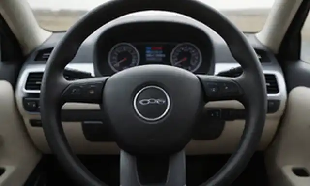 Un volante de coches, diseño minimalista, forma circular, sin botones o botones, simple hub, superficie lisa, acabado metálico, acentos sutiles