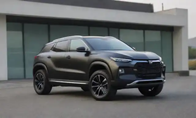 SUV de 4 puertas, gran tamaño, vehículo eléctrico, color negro, parrilla prominente, faros LED delgado, arrugas afiladas en el cuerpo, grandes ruedas de aleación, techo abierto, posición SUV, posición dinámica