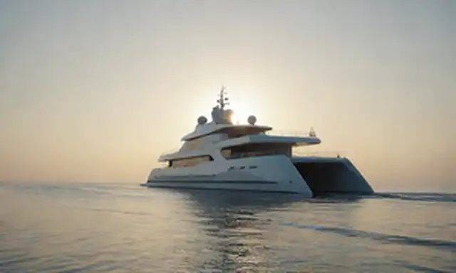 Lujoso yate a hidrógeno a través de ondas oceánicas tranquilas, sol sentado detrás de él, emitiendo un débil sendero de niebla, rodeado de escuelas de vida marina nadando junto, diseño elegante y futurista, casco transparente que ofrece vistas al mundo submarino