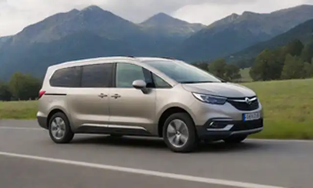 4x4 vehículo, vista exterior, terreno exterior, SUV, coche eléctrico, Opel Zafira-e Life Crosscamp Flex, camper van, soleado día, camino abierto, montañas, paisaje, aventura, ocio, actividades familiares, comodidad, innovación, diseño futurista, líneas elegantes, forma aerodinámica